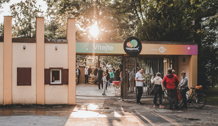 Do letňáku i v září na koncert filmové hudby nebo Hříšňák