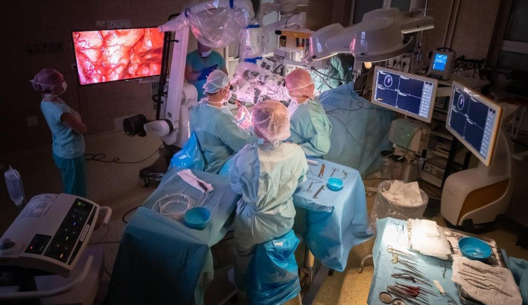 Budějcká nemocnice provedla první operaci s japonským mikroskopem. Stejné zařízení v Evropě nenajdete