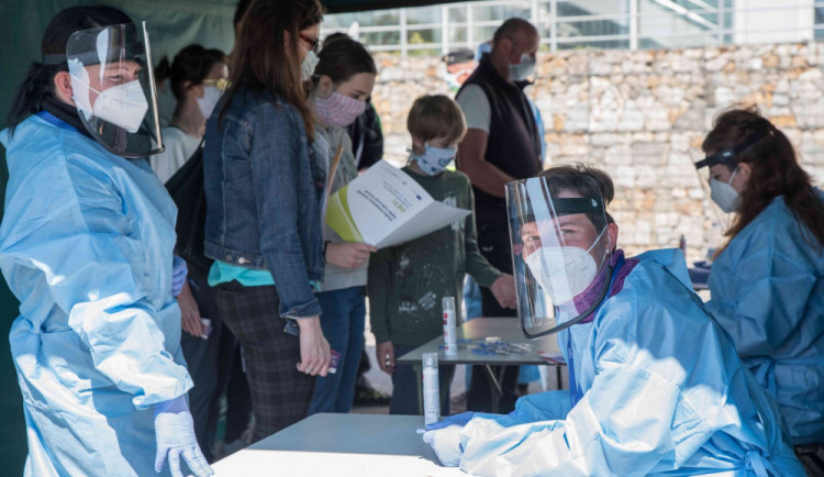 Koronavirus se objevil na dalších třech školách v kraji. V Křemži musí do karantény několik učitelů