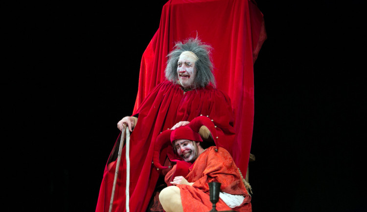 Převýchova mladého šlechtice v šaška, to vše za trest, a v sedmi obrazech. Do Třeboně přijede Bolek Polívka