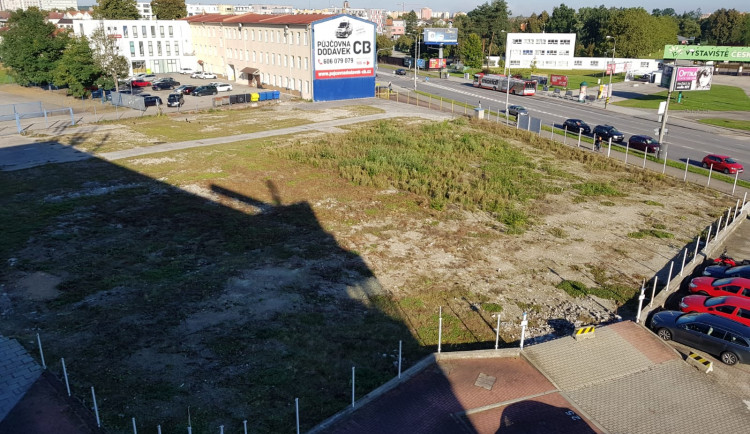 Místo autoopravny bude stát na Husovce dvanáctipatrový hotel