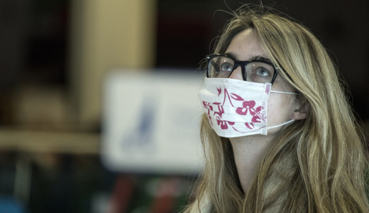 Od čtvrtka budou povinné roušky ve vnitřních prostorách v celém Česku