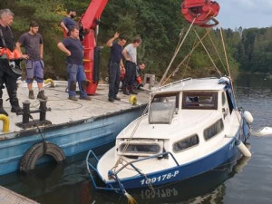 Na Orlíku se potopila loď.