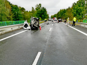 Po srážce dvou aut zemřel u Protivína jeden člověk. Spolujezdkyni letecky převezli do nemocnice