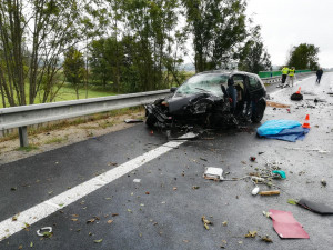 Po srážce dvou aut zemřel u Protivína jeden člověk. Spolujezdkyni letecky převezli do nemocnice