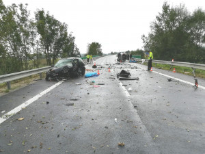 Po srážce dvou aut zemřel u Protivína jeden člověk. Spolujezdkyni letecky převezli do nemocnice