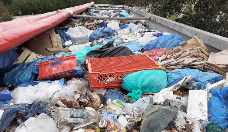 Polský kamion převážel 18 tun komunálního odpadu do Česka. Neměl k tomu povolení