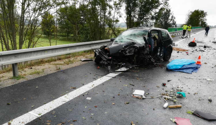Po srážce dvou aut zemřel u Protivína jeden člověk. Spolujezdkyni letecky převezli do nemocnice