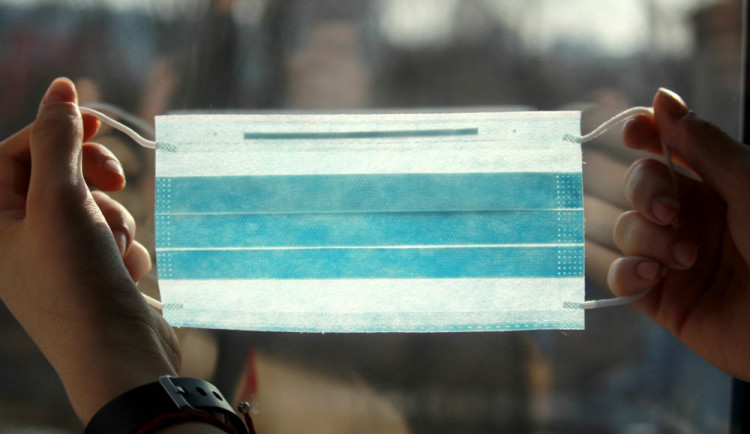 Zájem o roušky a respirátory v lékárnách stále roste. Zásoby jsou podle lékárníků dostatečné