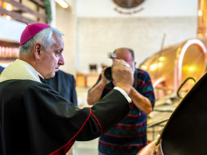 Budvar nechal požehnat zvláštní várku světlého ležáku. Výtěžek z prodeje půjde na charitu