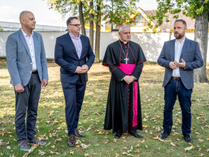 Budvar nechal požehnat zvláštní várku světlého ležáku. Výtěžek z prodeje půjde na charitu