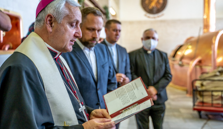 Budvar nechal požehnat zvláštní várku světlého ležáku. Výtěžek z prodeje půjde na charitu