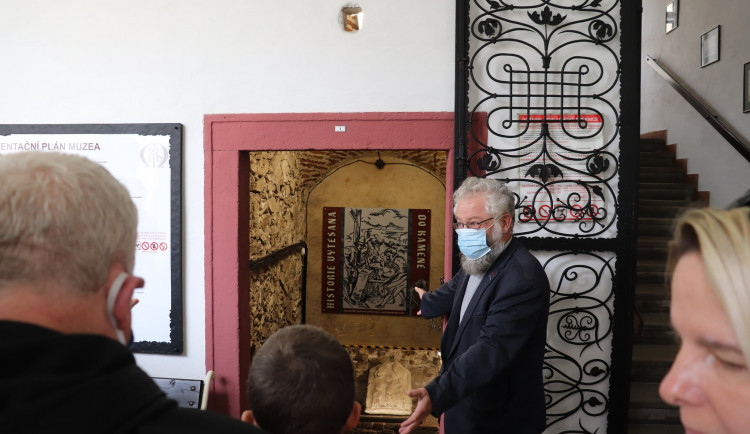 V Jindřichově Hradci vystavili vzácné kameny, smírčí kříže i náhrobky.