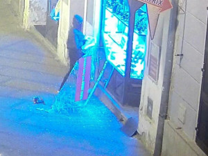 Policie pátrá po muži z kamerových záznamů. Maskovaný zloděj ukradl ze zlatnictví šperky za více než půl milionu
