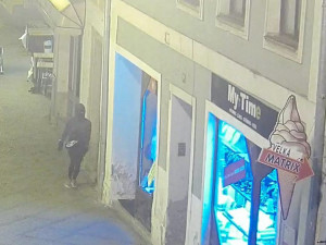 Policie pátrá po muži z kamerových záznamů. Maskovaný zloděj ukradl ze zlatnictví šperky za více než půl milionu