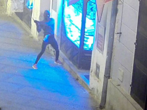 Policie pátrá po muži z kamerových záznamů. Maskovaný zloděj ukradl ze zlatnictví šperky za více než půl milionu