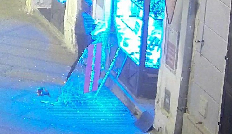 Policie pátrá po muži z kamerových záznamů. Maskovaný zloděj ukradl ze zlatnictví šperky za více než půl milionu.