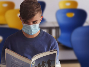 Jihočeský kraj zavádí mimořádná opatření. Žáci budou muset mít roušky také při výuce