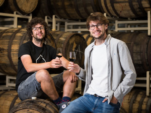 Baví experimentovat a posouvat hranice, říká spolumajitel Rodinného pivovaru Zichovec Ondřej Husák.