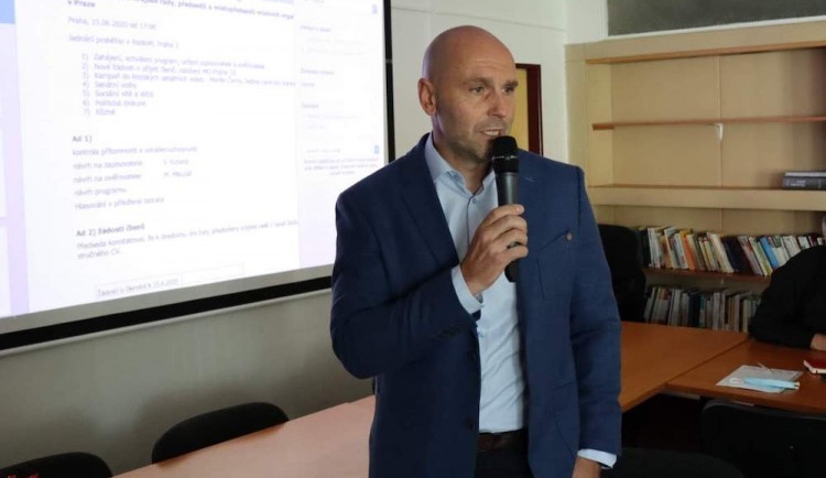 Jihočech Dalibor Uhlíř vede s Václavem Klausem ml. Hnutí Trikolóra. Konzervativní hodnoty, tradice a zdravý selský rozum, to jsou jeho hlavní pilíře