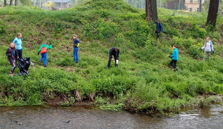 Dobrovolníci budou o víkendu uklízet Česko. Hlavním tématem Celosvětového úklidového dne jsou cigaretové nedopalky