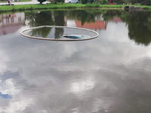 Z potopeného auta vytáhl řidiče. Tam nahoře ho asi nechtěli, říká zachránce.