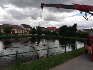 Z potopeného auta vytáhl řidiče. Tam nahoře ho asi nechtěli, říká zachránce.