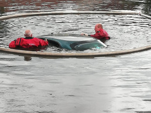 Z potopeného auta vytáhl řidiče. Tam nahoře ho asi nechtěli, říká zachránce.