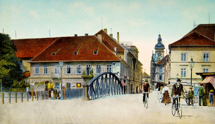 Divadelní ulice s klasicistními domy po roce 1900.