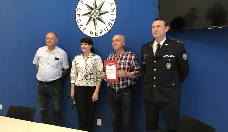 Z potopeného auta vytáhl řidiče. Tam nahoře ho asi nechtěli, říká zachránce.