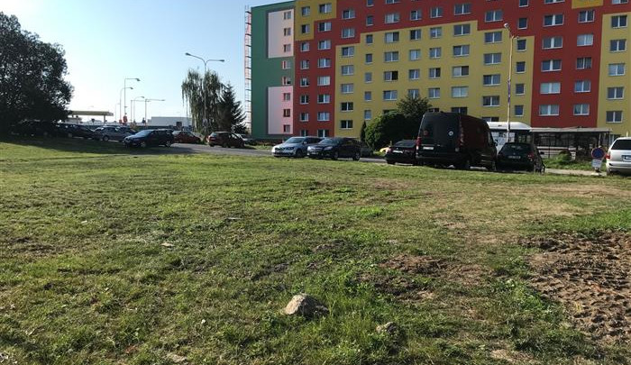 Vyšlapanou cestičku na sídlišti Lada nechá Česká Lípa předělat na chodník