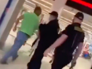 VIDEO: Konflikt mezi ostrahou nákupního centra a zákazníkem odstartovala nenasazená rouška