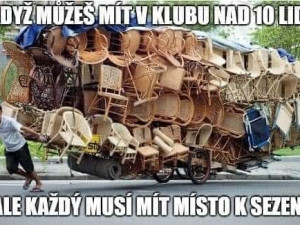 Češi se smějí dalšímu vládnímu nařízení. Kdo má židli, ten bydlí, píšou na sociálních sítích