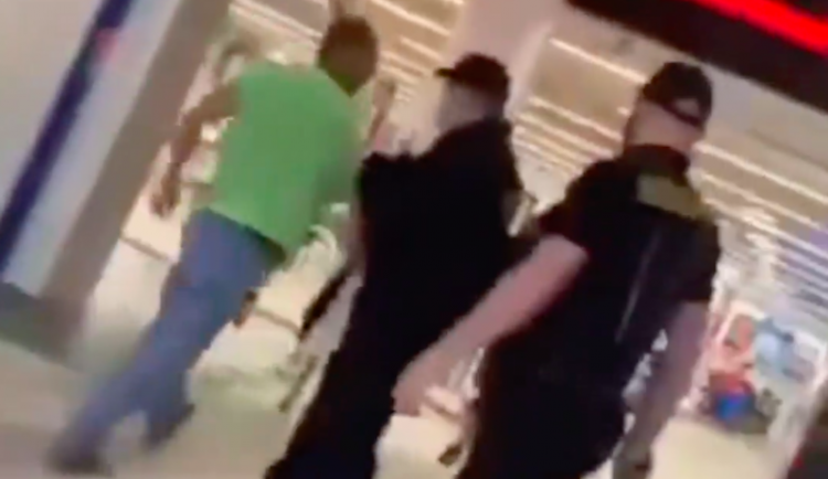 Konflikt mezi ostrahou nákupního centra a zákazníkem odstartovala nenasazená rouška.