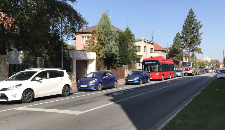 Doprava v okolí nemocnice kolabovala. Kvůli testům na koronavirus pomalu popojížděla kolona ulicí Boženy Němcové.