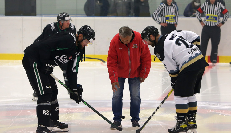 Martin Hanzal se postavil na úvodní buly v historii klubu HC Samson ČB.