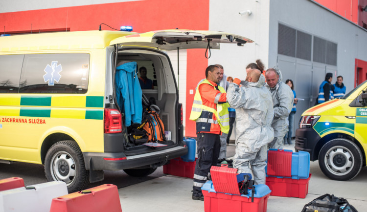 Testovací místa na covid nemocnice rozdělí. Pro auta se stanoviště přesouvá na letiště