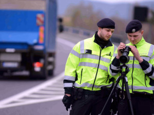 Maketa policisty zmizela od silnice v Litvínovicích. Policie hledá zloděje