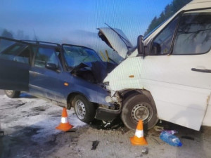 Při střetu osobního auta a dodávky zemřela ráno starší žena