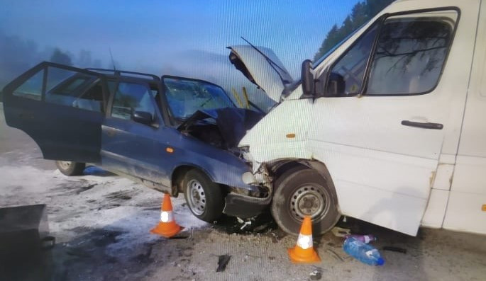 Při střetu osobního auta a dodávky zemřela ráno starší žena