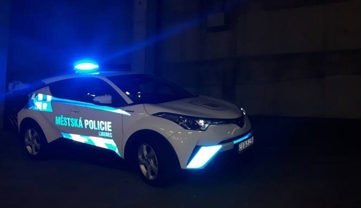 Opilec tancoval u auta, strážníci si na něj počkali a za chvilku ho potkali za volantem