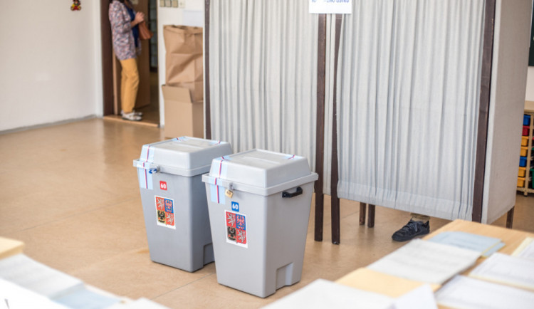 Předvolební anketu na Drbně vyhrála ODS, druhá skončila Trikolora před Piráty