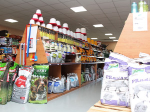 Od košťat… přes holínky… po krmné směsi! Soutěžte o poukázky do prodejny Zemědělských služeb Dynín