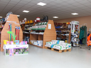 Od košťat… přes holínky… po krmné směsi! Soutěžte o poukázky do prodejny Zemědělských služeb Dynín