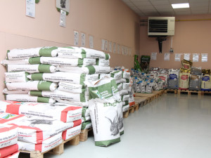 Od košťat… přes holínky… po krmné směsi! Soutěžte o poukázky do prodejny Zemědělských služeb Dynín