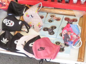 Celníci na jihu Čech zabavili padělané zboží za tři miliony korun. Mimo jiné i „značkové" roušky