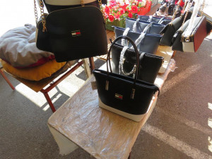 Celníci na jihu Čech zabavili padělané zboží za tři miliony korun. Mimo jiné i „značkové" roušky