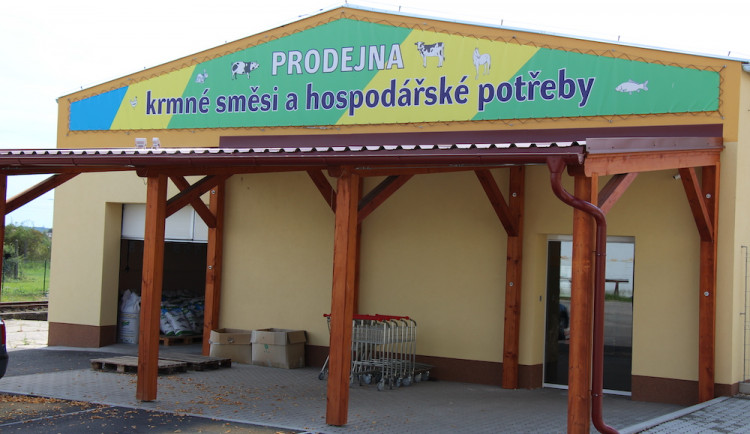 Od košťat… přes holínky… po krmné směsi! Soutěžte o poukázky do prodejny Zemědělských služeb Dynín