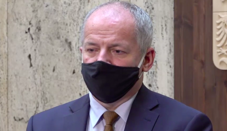 Hospody do desíti večer a další omezení sportovních akcí. Prymula potvrdil další opatření.