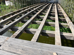 Chorvatský dub a teflonové šrouby. Začala oprava Stádleckého mostu